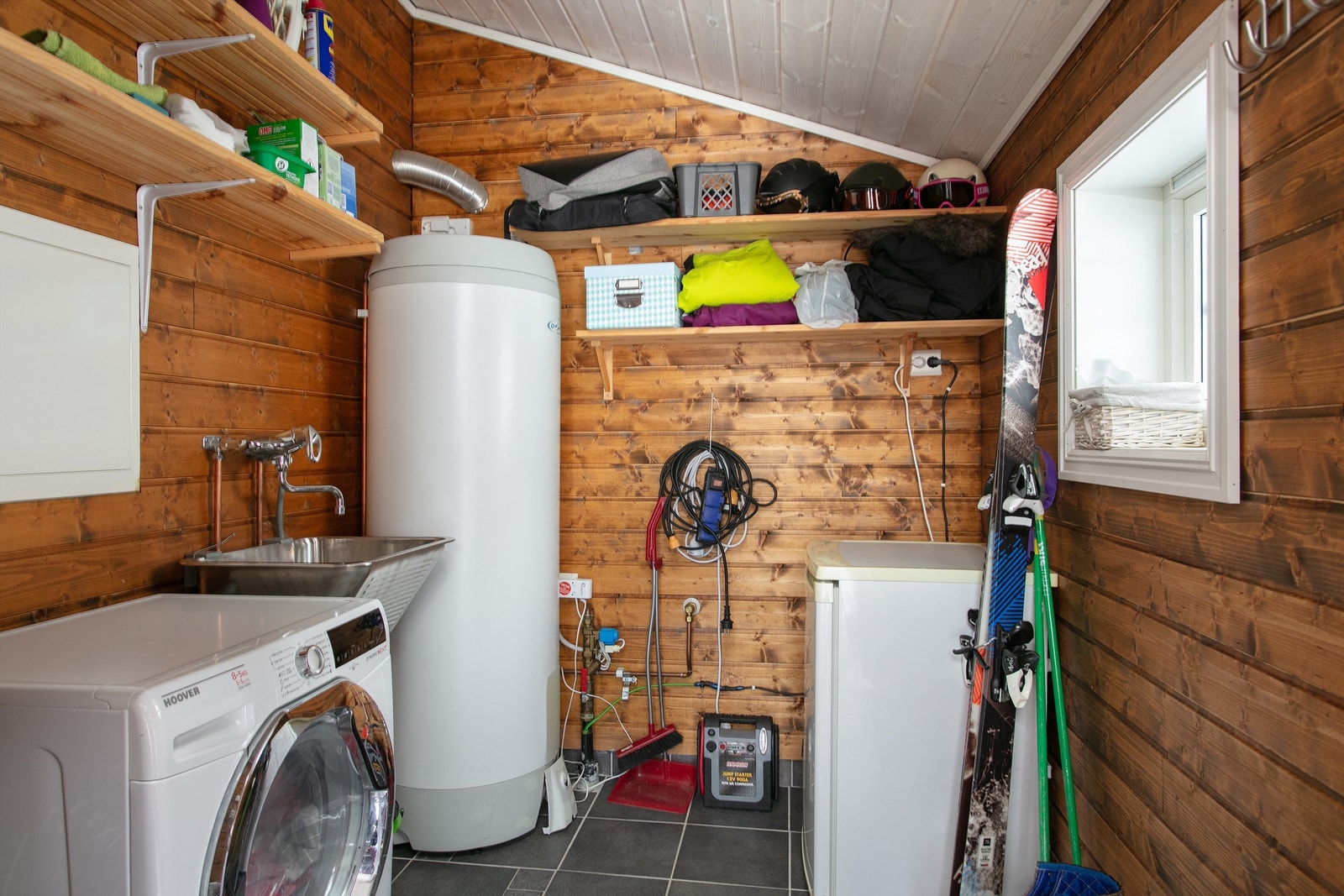 Utvendig bod med opplegg for vaskemaskin Galleribilde