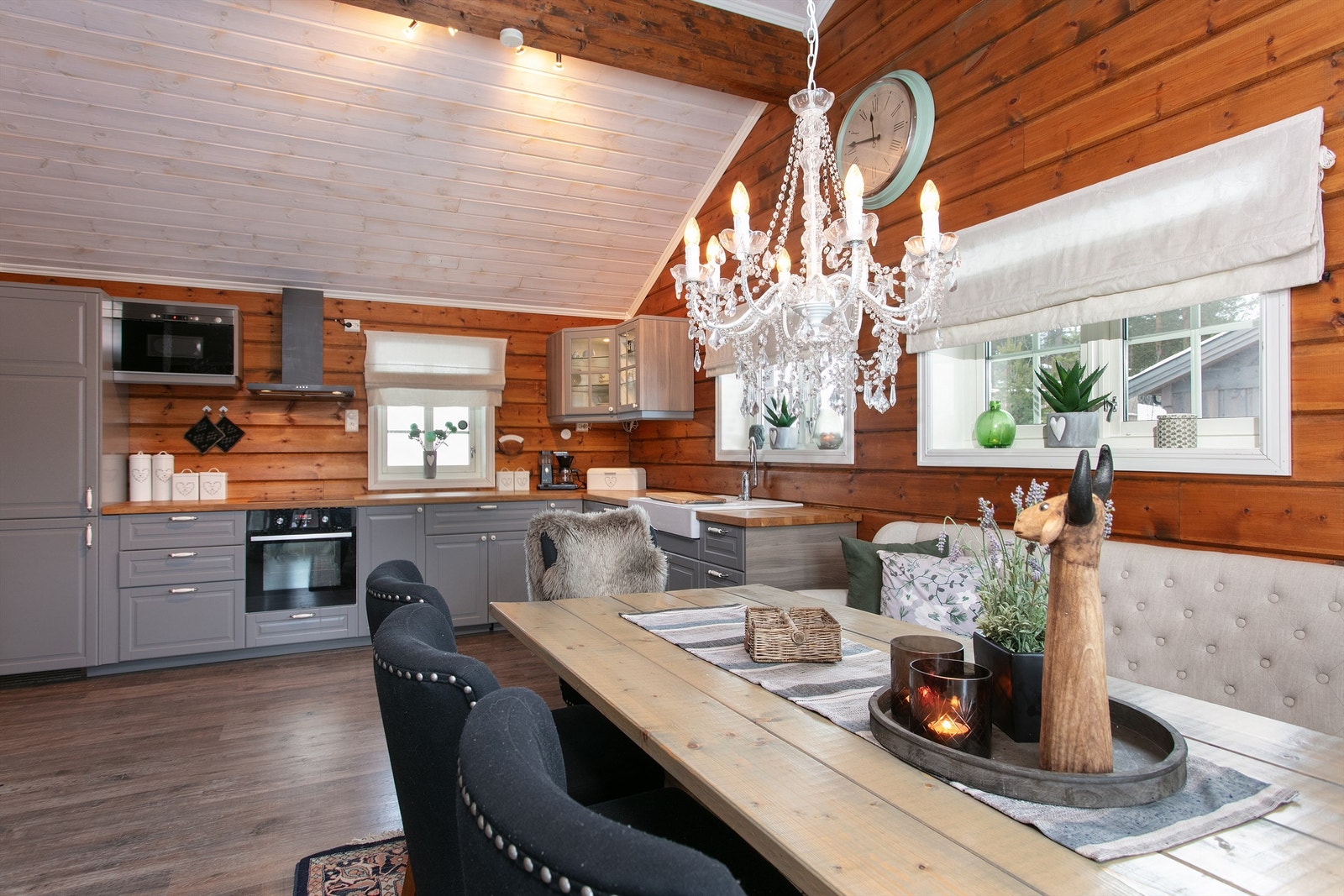 Stor og romslig kjøkken og spisestue med god takhøyde Galleribilde