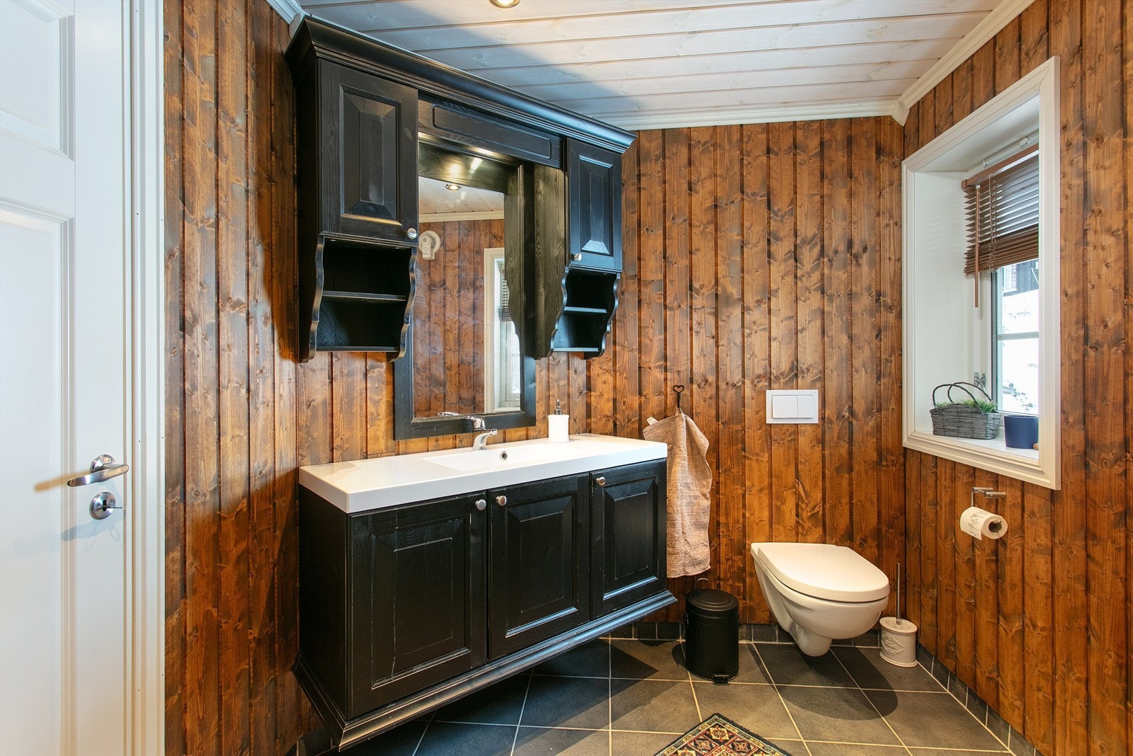 Bad i 1 etaje med romslig innredning, vegghengt toalet og dusjkabinett Galleribilde