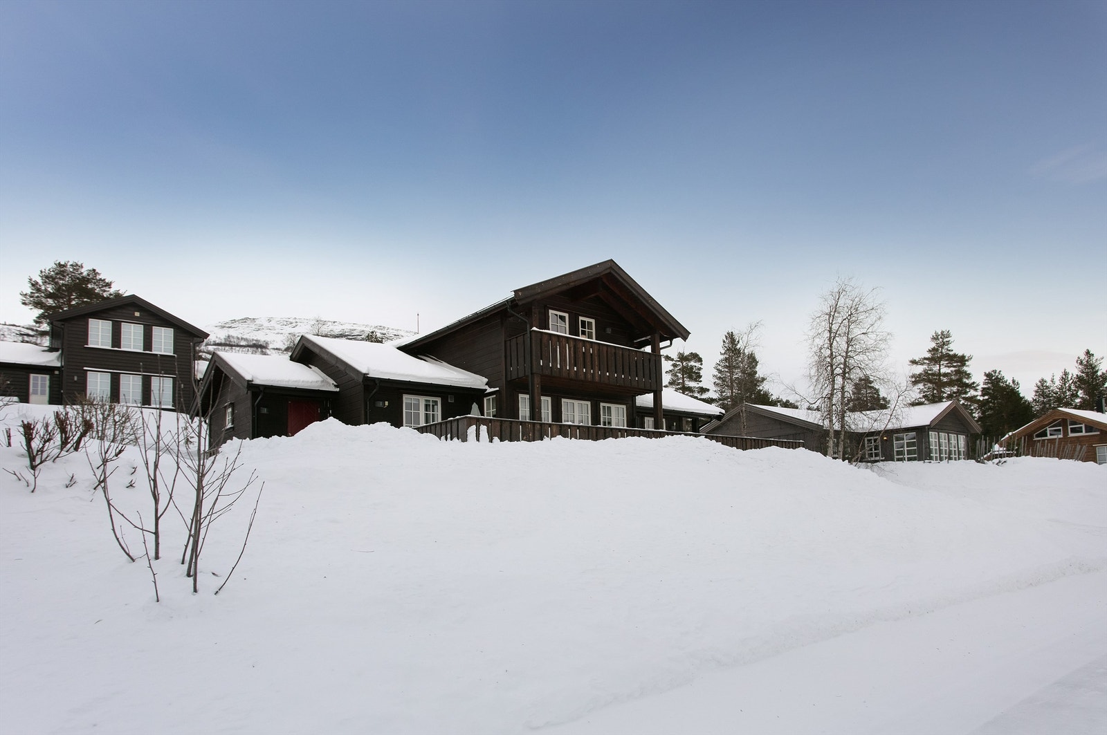 Dronebilde fasade sett fra adkomstvei Galleribilde