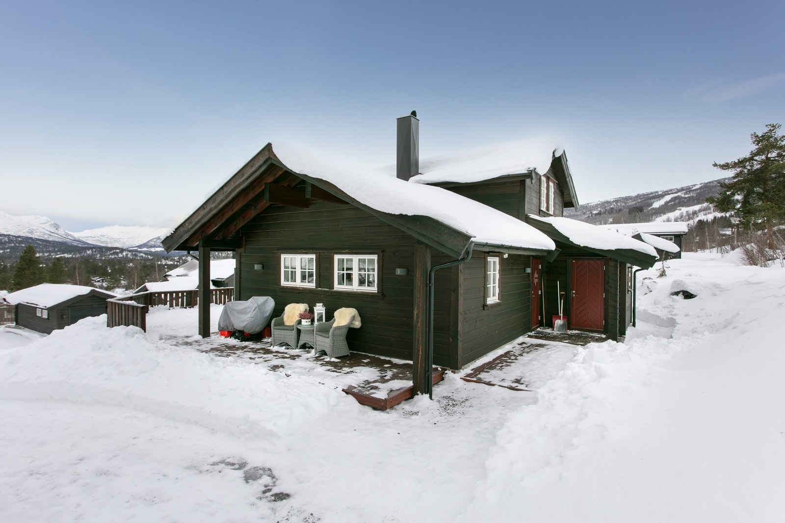 Deler av terrassen samt inngangsparti til hytten Galleribilde