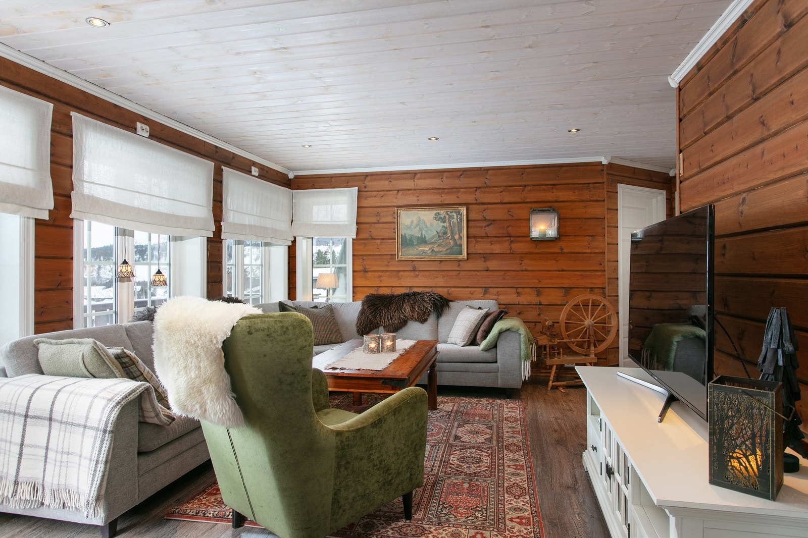 Det er god plass til flere soner og sittegrupper i stuen Galleribilde