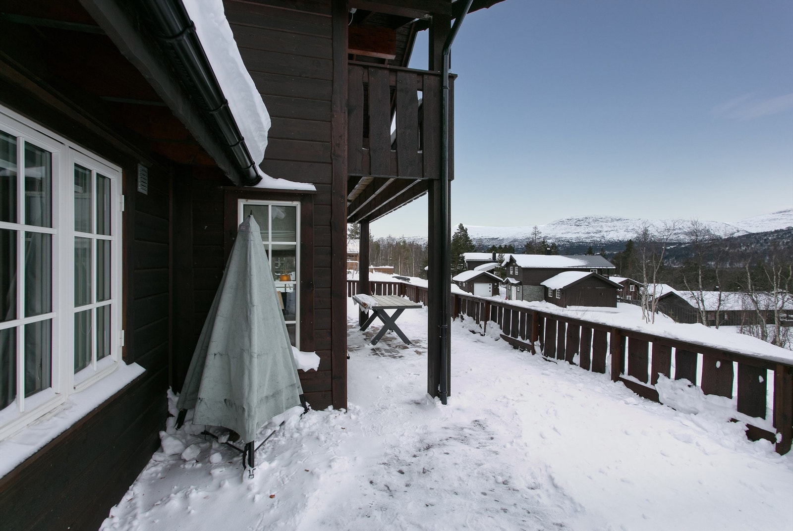 Stor og romslig terrasse med god plass til flere soner og sitteplasser Galleribilde