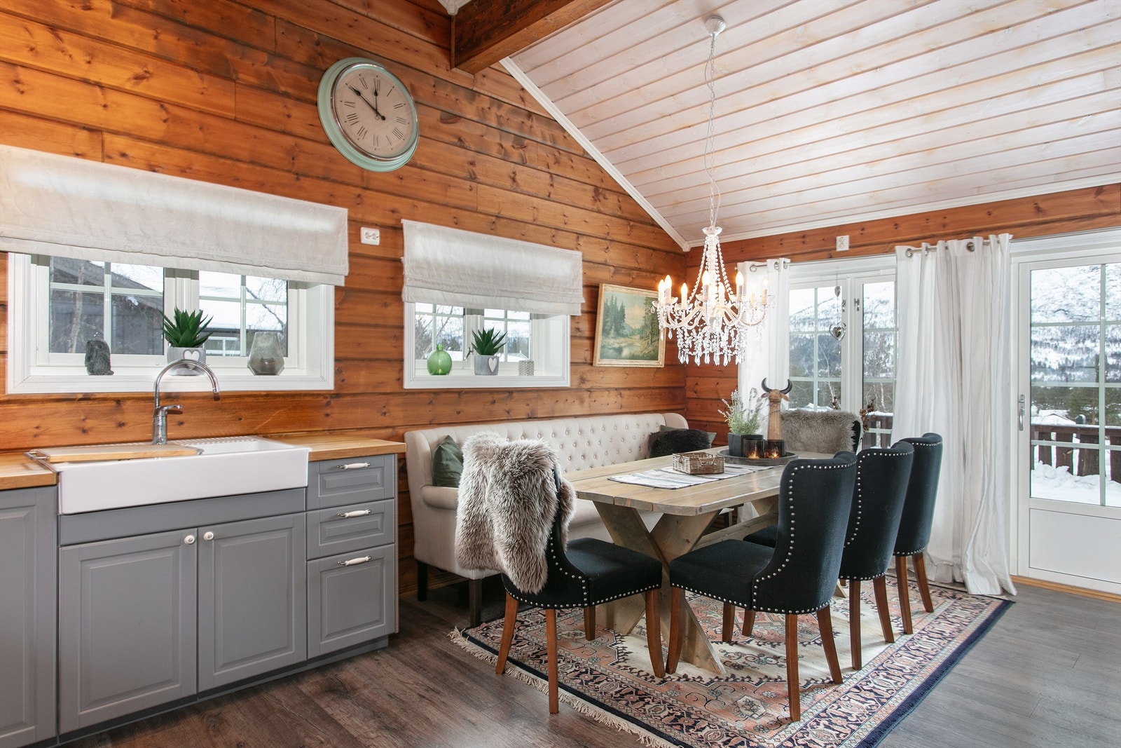 Det er god plass til romslig spisestue i tilknytning til kjøkkenet. Galleribilde