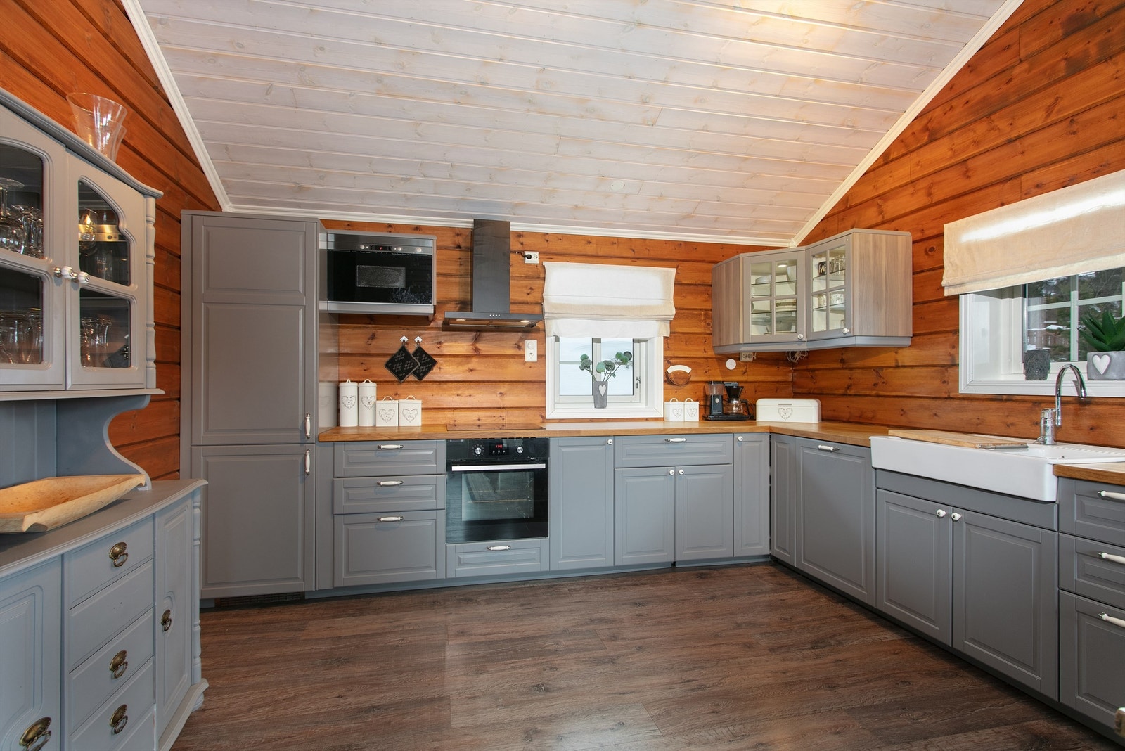 Stor og romslig kjøkken med grå profilerte fronter og benkeplate av tre Galleribilde