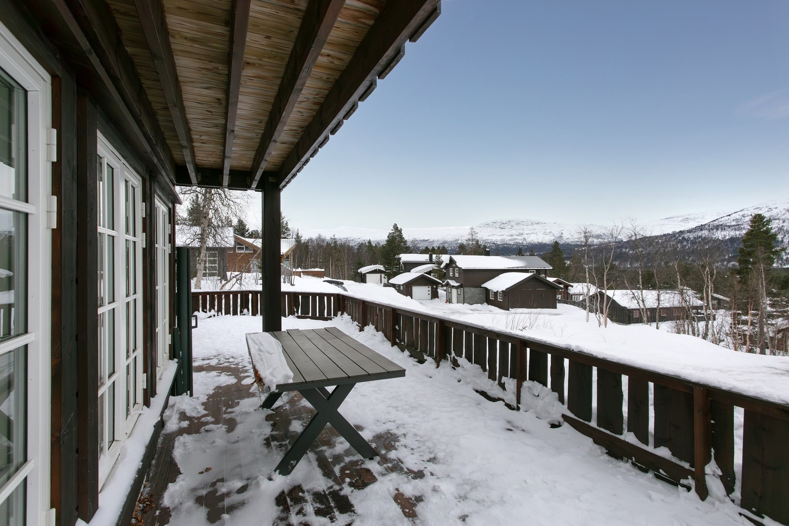 Terrasse i fremkant av hytten med utsikt Galleribilde