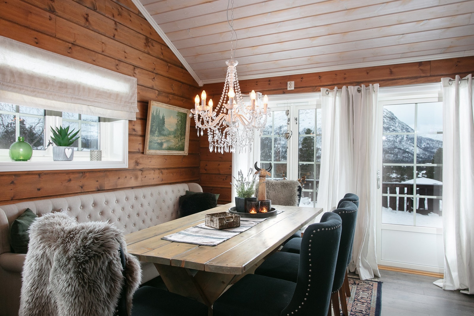 Utgang fra stue/kjøkken til stor terrasse på 92 kvm rundt deler av hytten Galleribilde