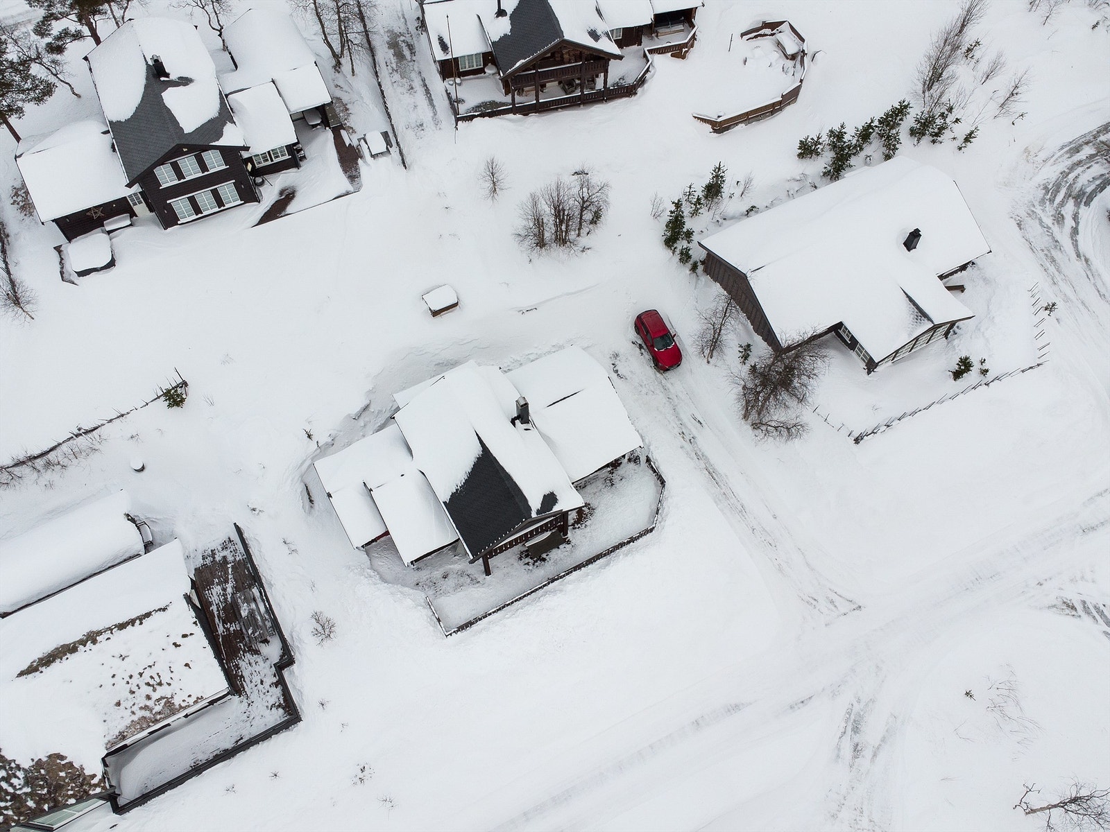 Dronebilde av eiendommen sett fra fugleperspektiv Galleribilde