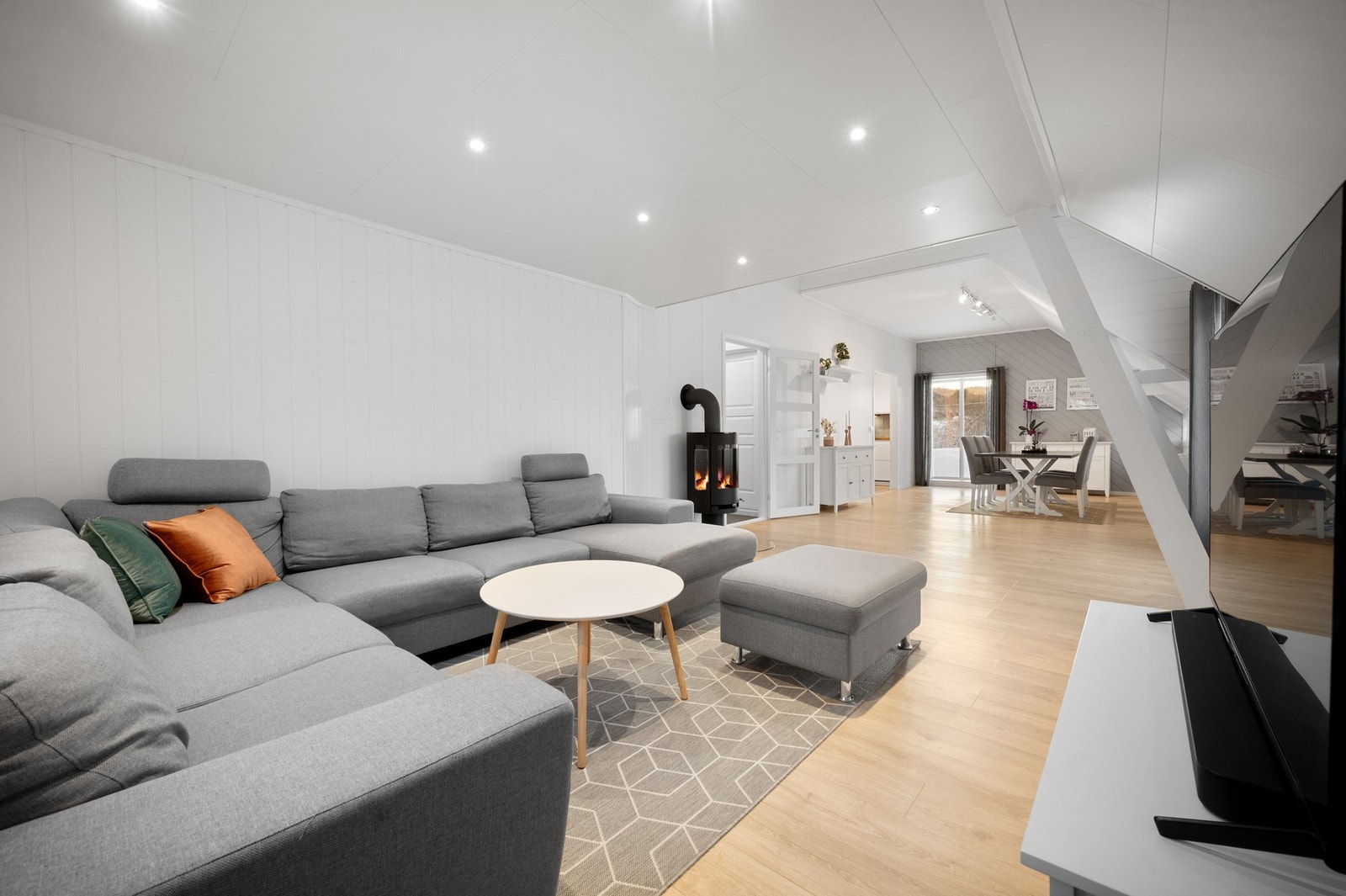 Lyse overflater, downlights i himling og godt innslipp av dagslys gir god atmosfære Galleribilde