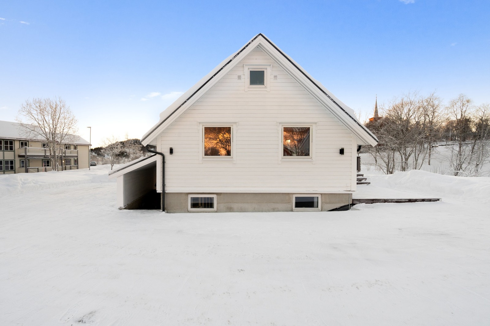 Egen inngang til kjeller Galleribilde