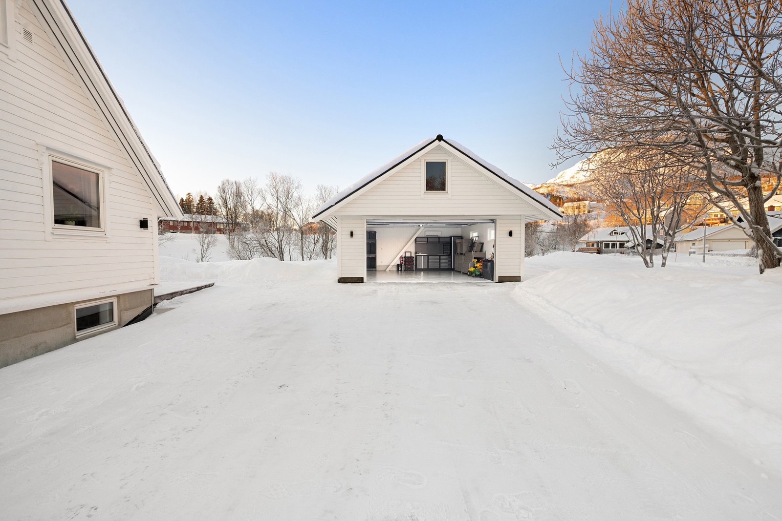 Isolert dobbeltgarasje bygd i 2010 Galleribilde