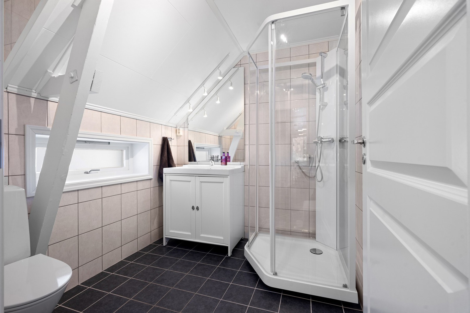 Pent og flislagt bad med varmekabler i gulvet Galleribilde