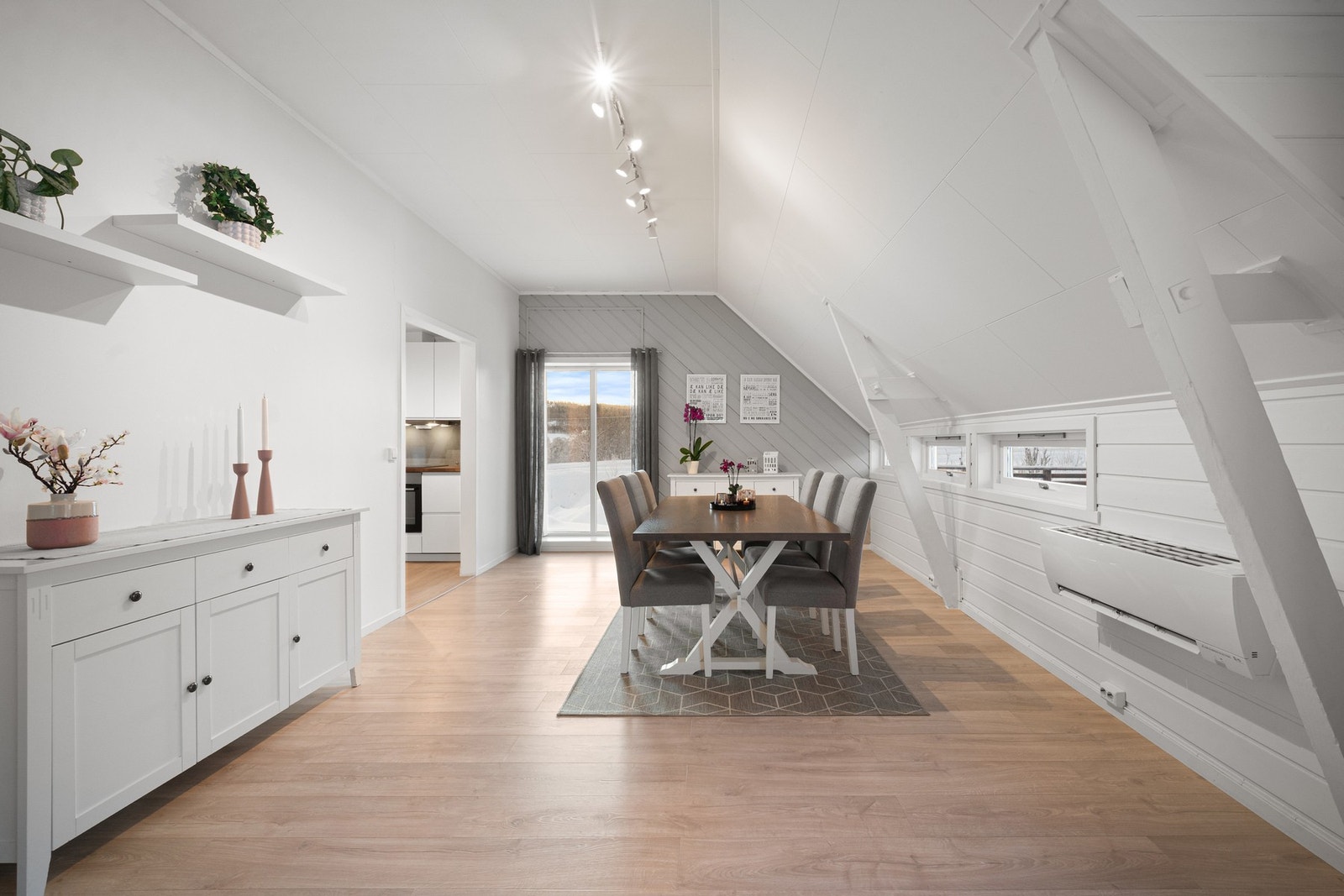 Møbleringsvennlig og romslig stue Galleribilde