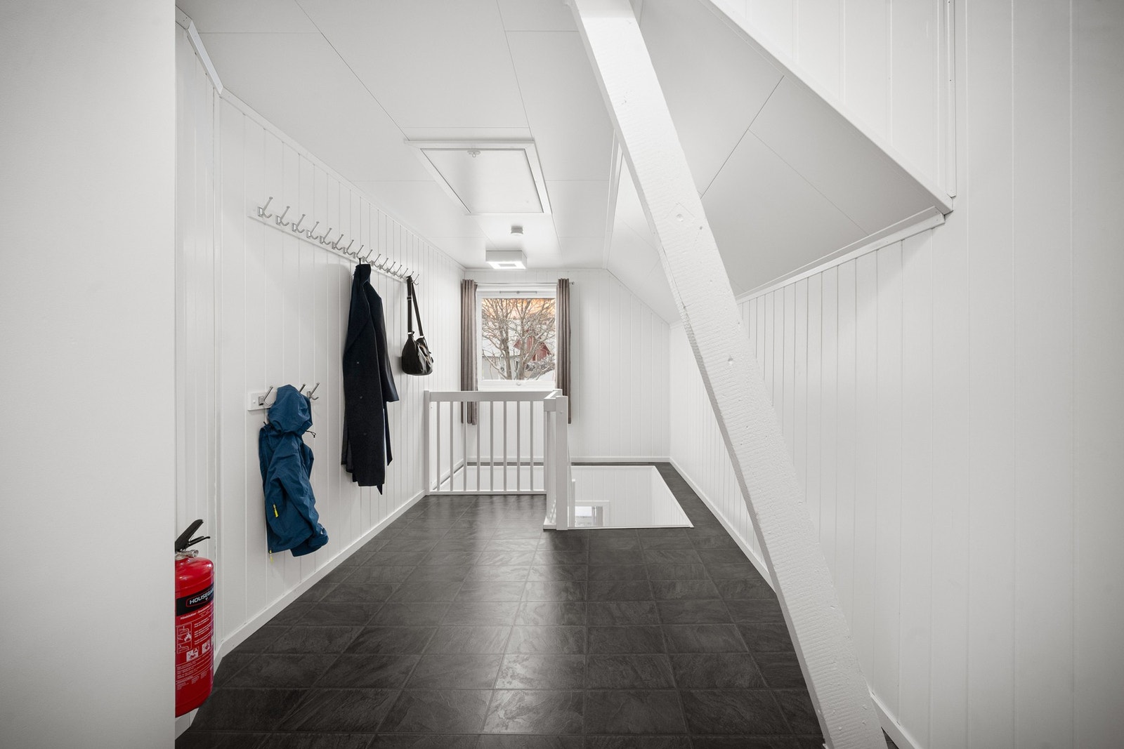 Hall m/trapp til kjelleretasje hvor alle soverom befinner seg Galleribilde