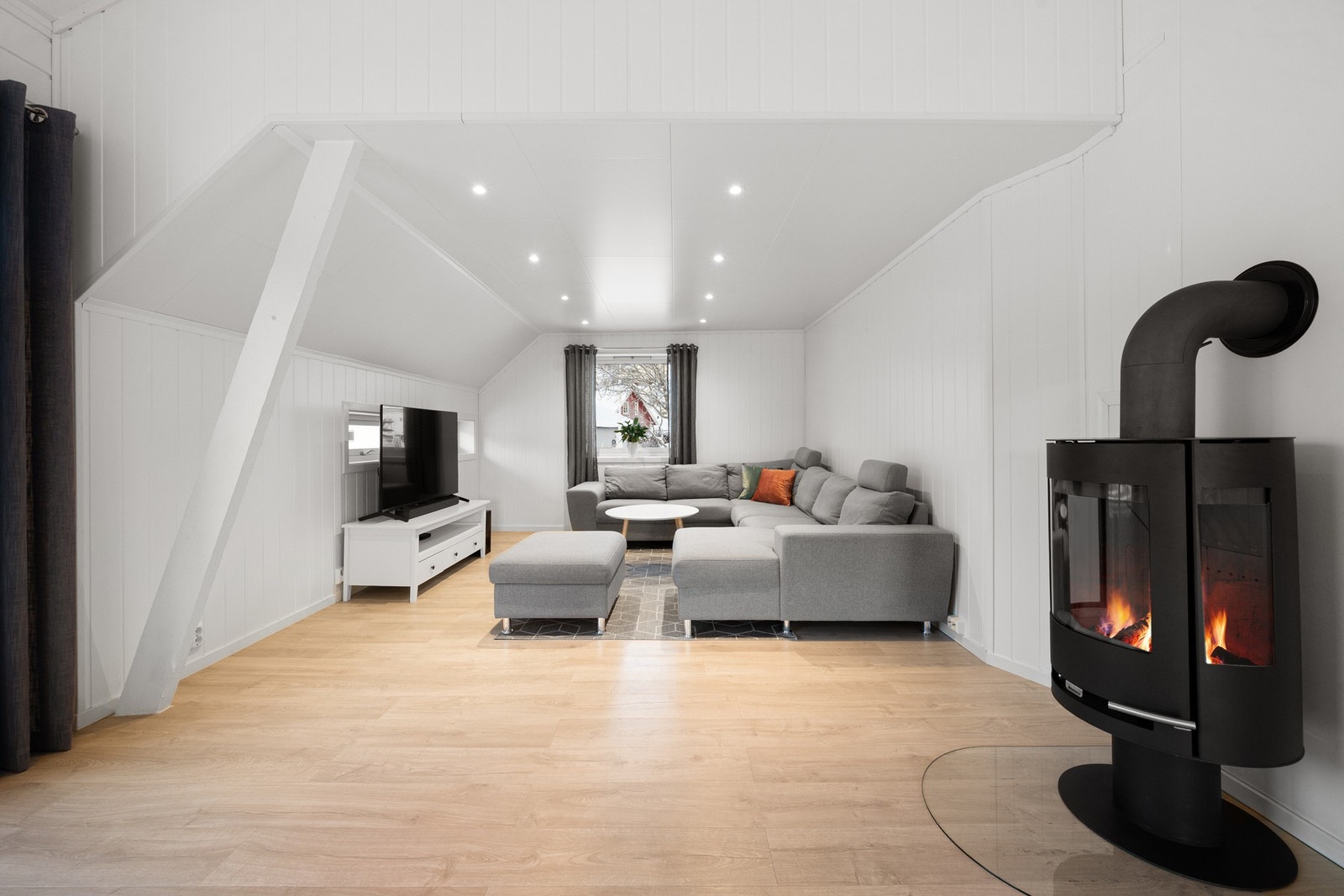 Boligen har opprinnelig vært en fjøsbygning som ble ombygd til enebolig i 1993 og i senere år blitt ytterligere modernisert Galleribilde