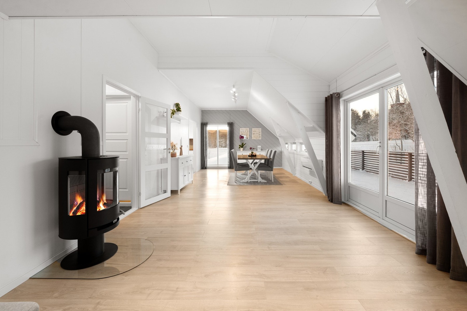 Adkomst til stor, skjermet terrasse fra stua Galleribilde