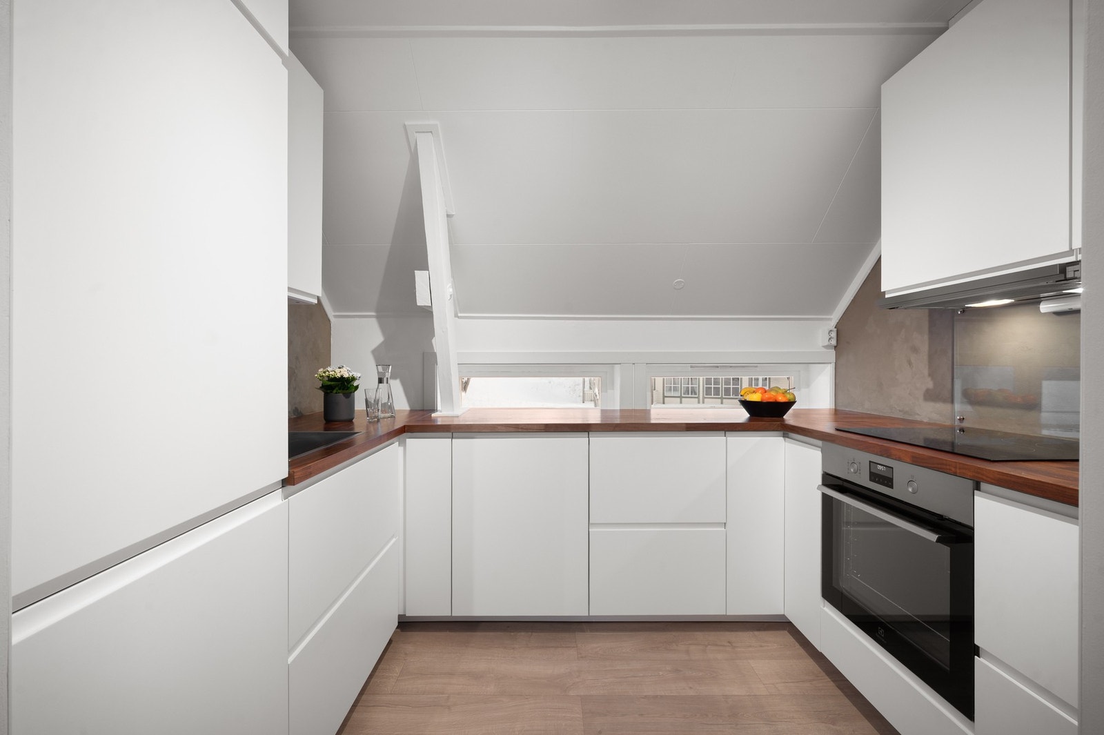 Stilren kjøkkeninnredning med håndtaksfrie skuffer og skap Galleribilde