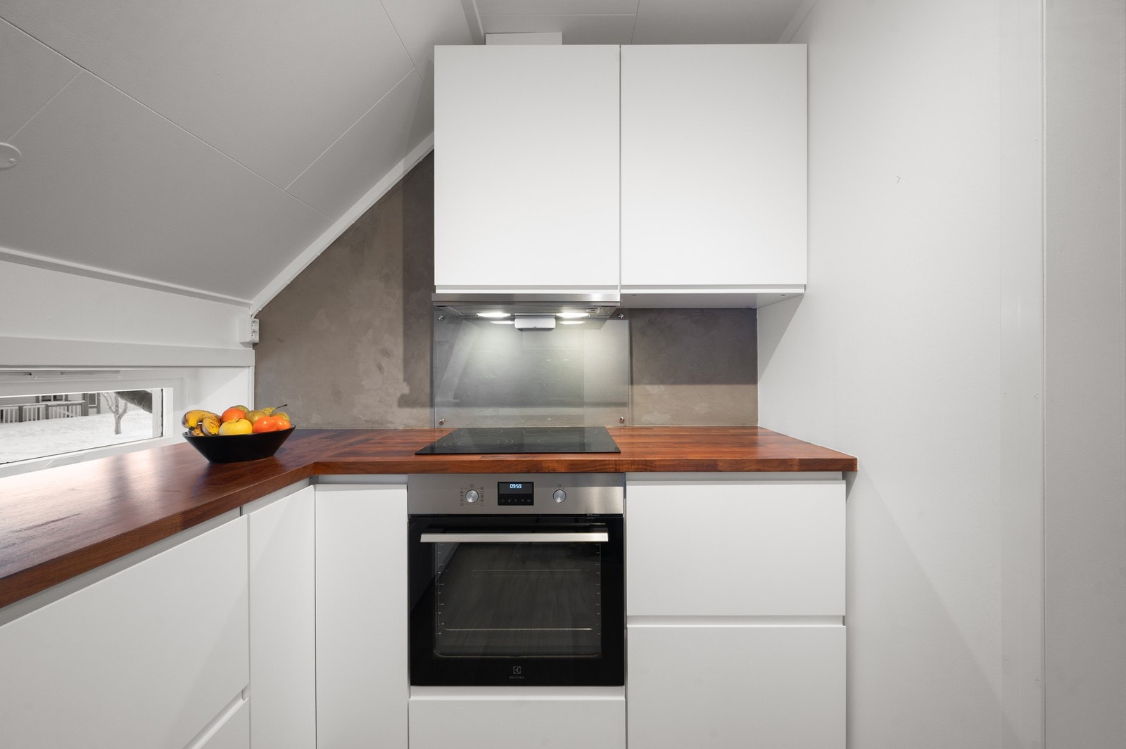 Integrerte hvitevarer medfølger og inkluderer kjøl/fryseskap, oppvaskmaskin, platetopp og stekeovn Galleribilde