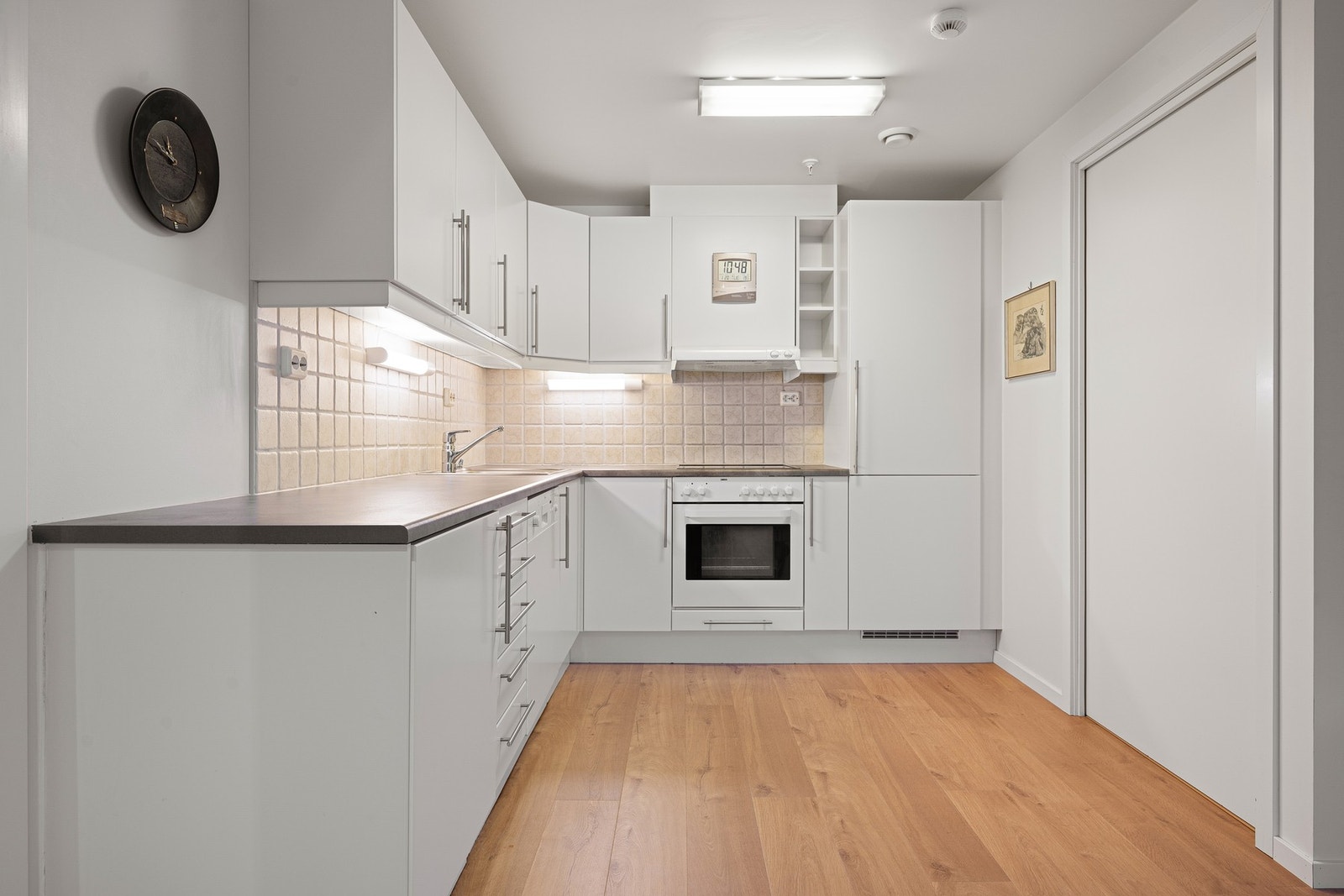 Integrerte hvitevarer medfølger og inkluderer komfyr med nedfelt koketopp, kjøleskap og fryseskap Galleribilde