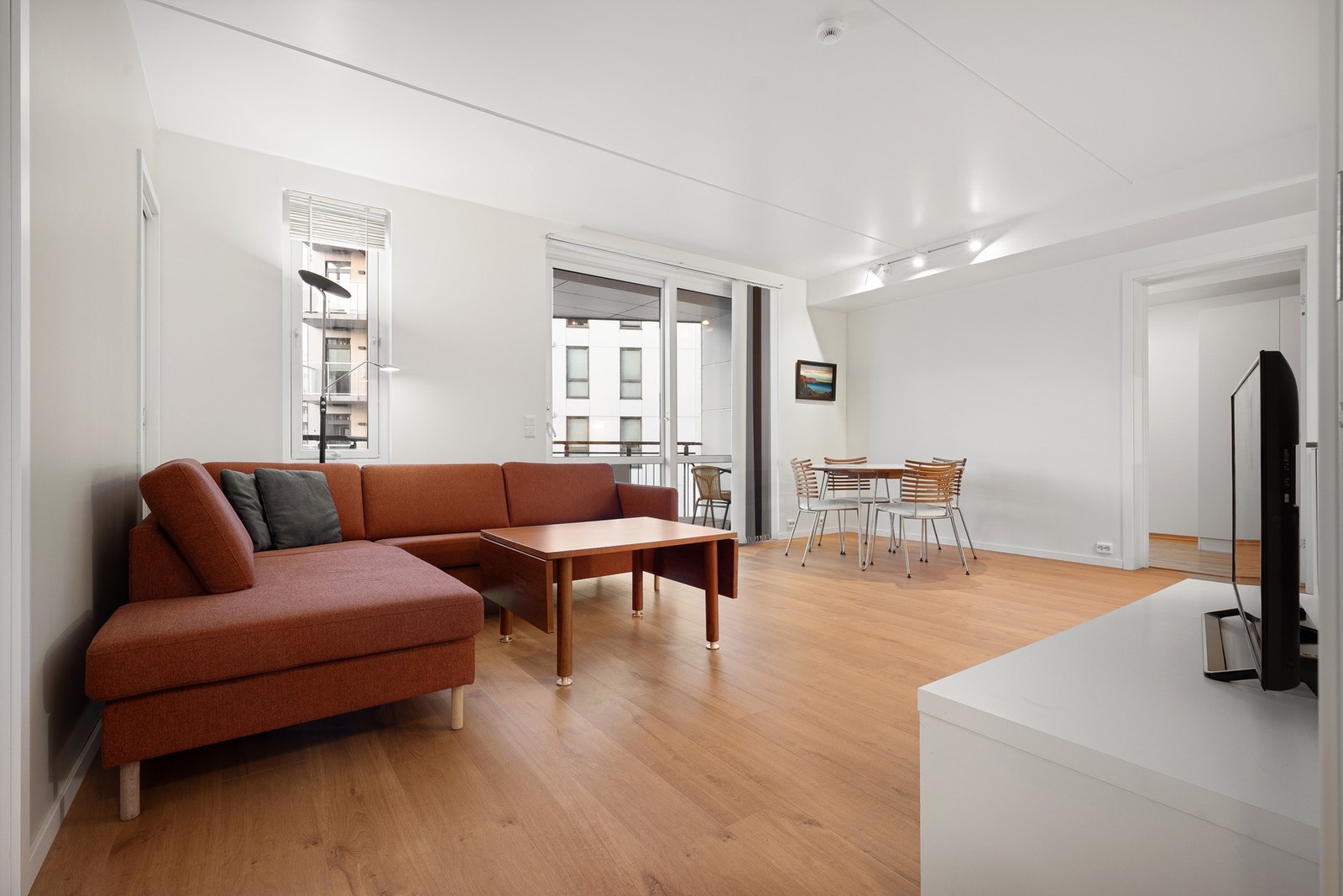 Boligen har et tidløst uttrykk og god standard med blant annet balansert ventilasjon og oppvarming med gulvvarme Galleribilde