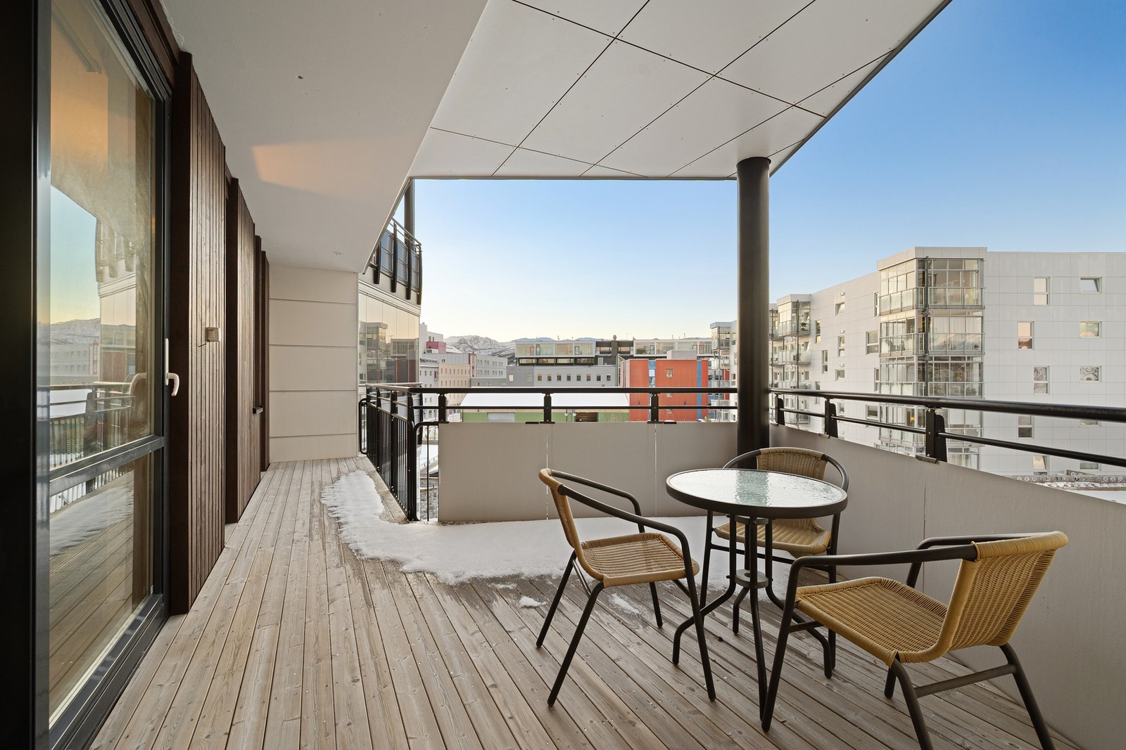 Flott 3-roms leilighet i Harstad brygge, beliggende i 4. etasje med stor balkong! Galleribilde