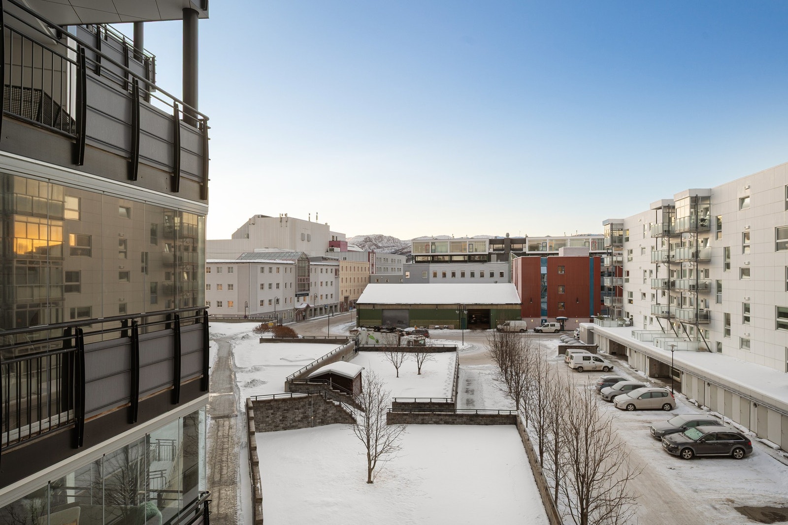 Borettslaget har fellesarealene som er pent oppbygd med gangveier, grøntarealer og sittebenker Galleribilde