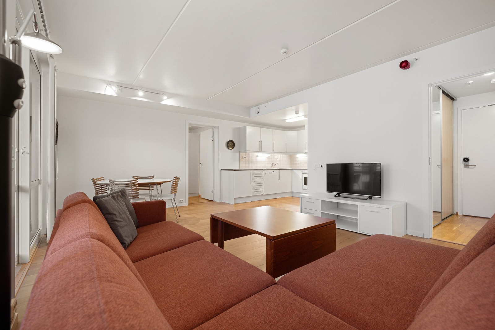 Gulv i stue og kjøkken ble byttet for ca ett år siden Galleribilde