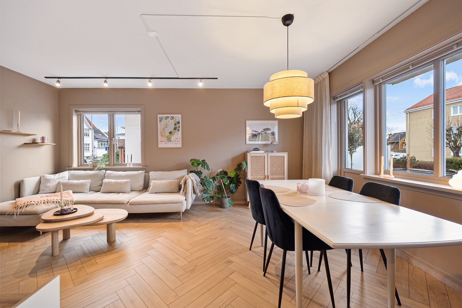 Romslig stue med store vindusflater som slipper inn rikelig med naturlig lys. Galleribilde