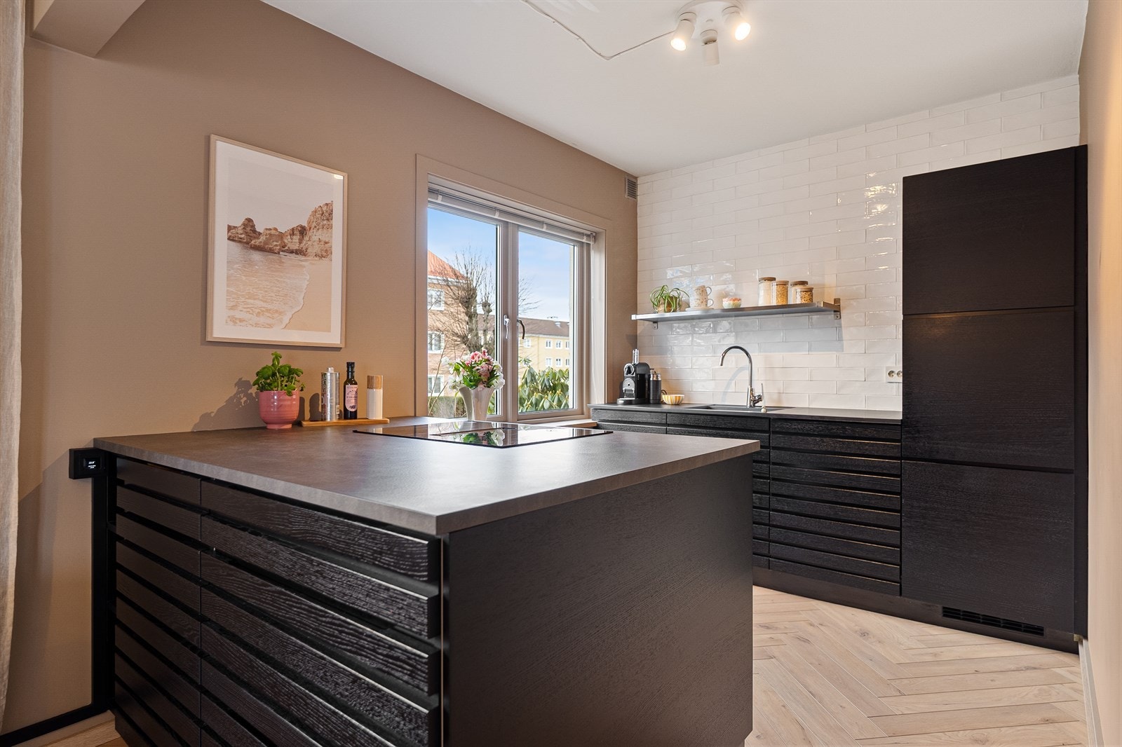 Lekkert kjøkken med åpen løsning til stue/spisestue. Kjekk, stor kjøkkenøy. Her er det enkelt å underholde gjester. Galleribilde