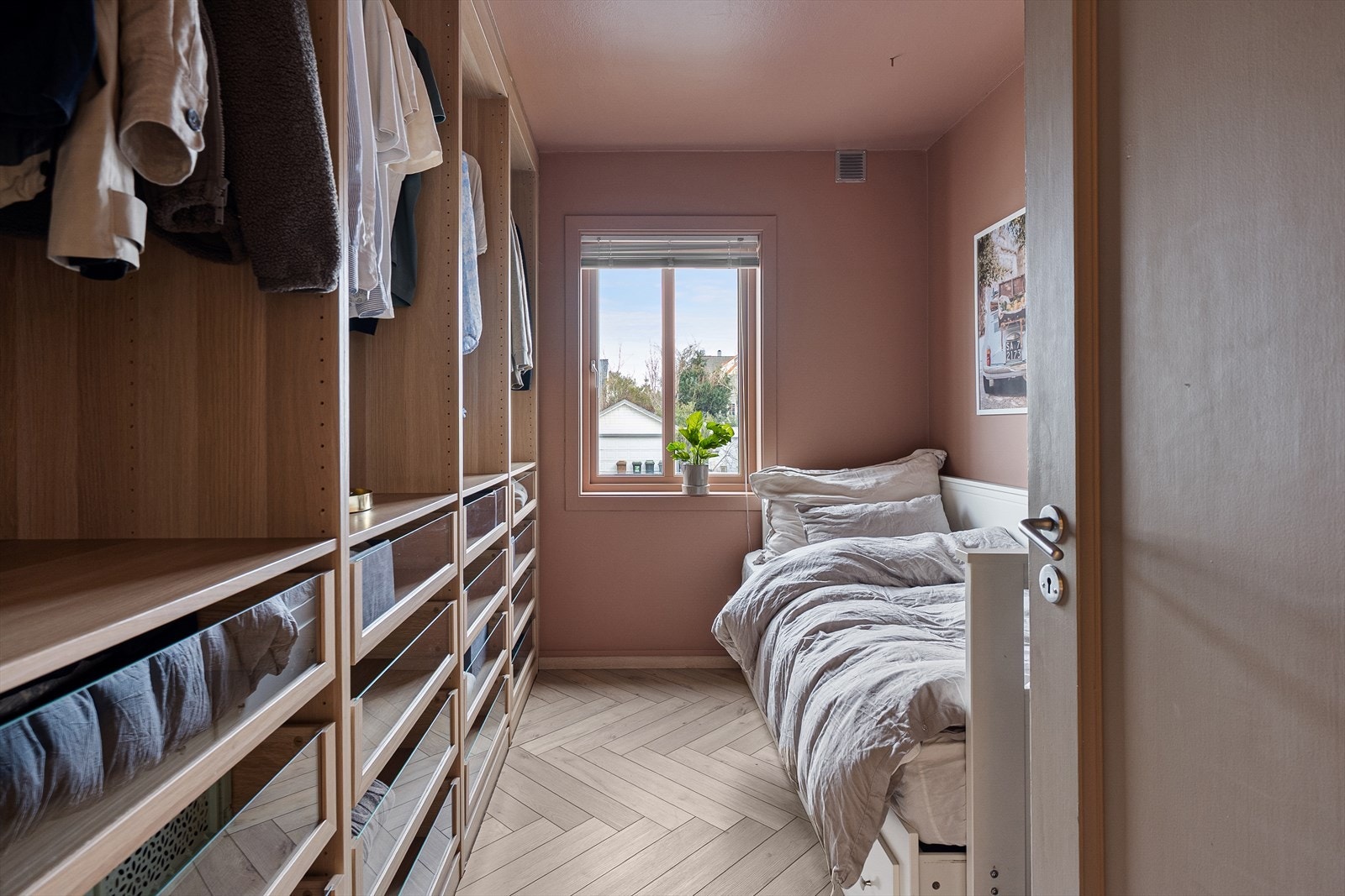 Soverom nummer to. Også dette rommet er av bra størrelse. Galleribilde