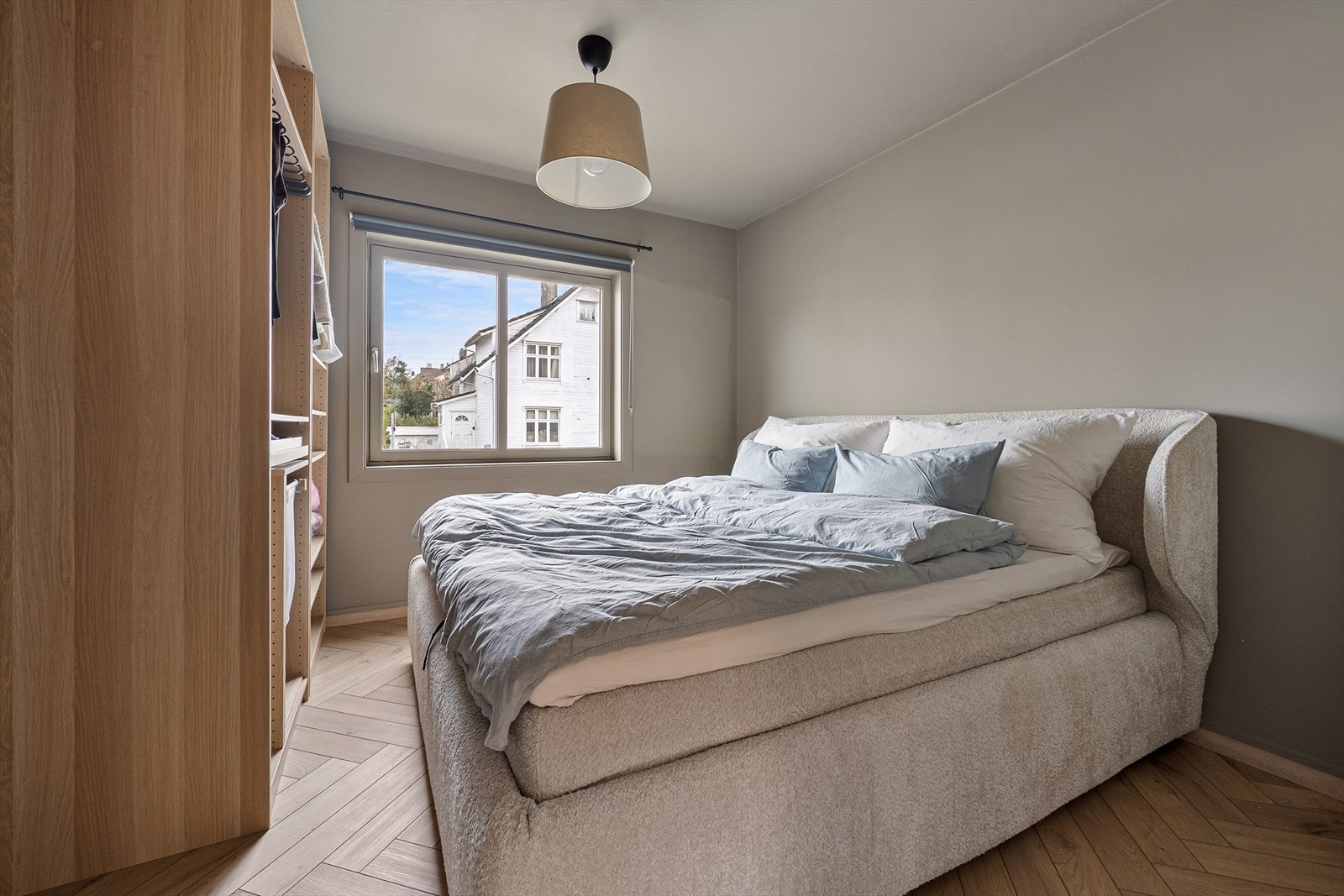 Romslig hovedsoverom med god plass til dobbeltseng og stort garderobeskap. Galleribilde