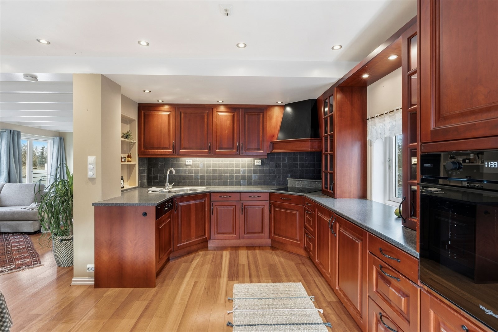 Romslig og fint kjøkken Galleribilde