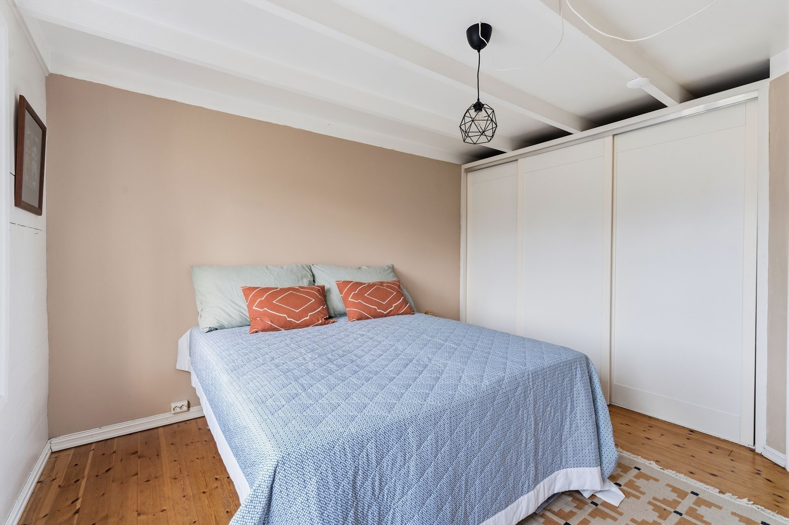 Stort garderobeskap på soverom 1 Galleribilde