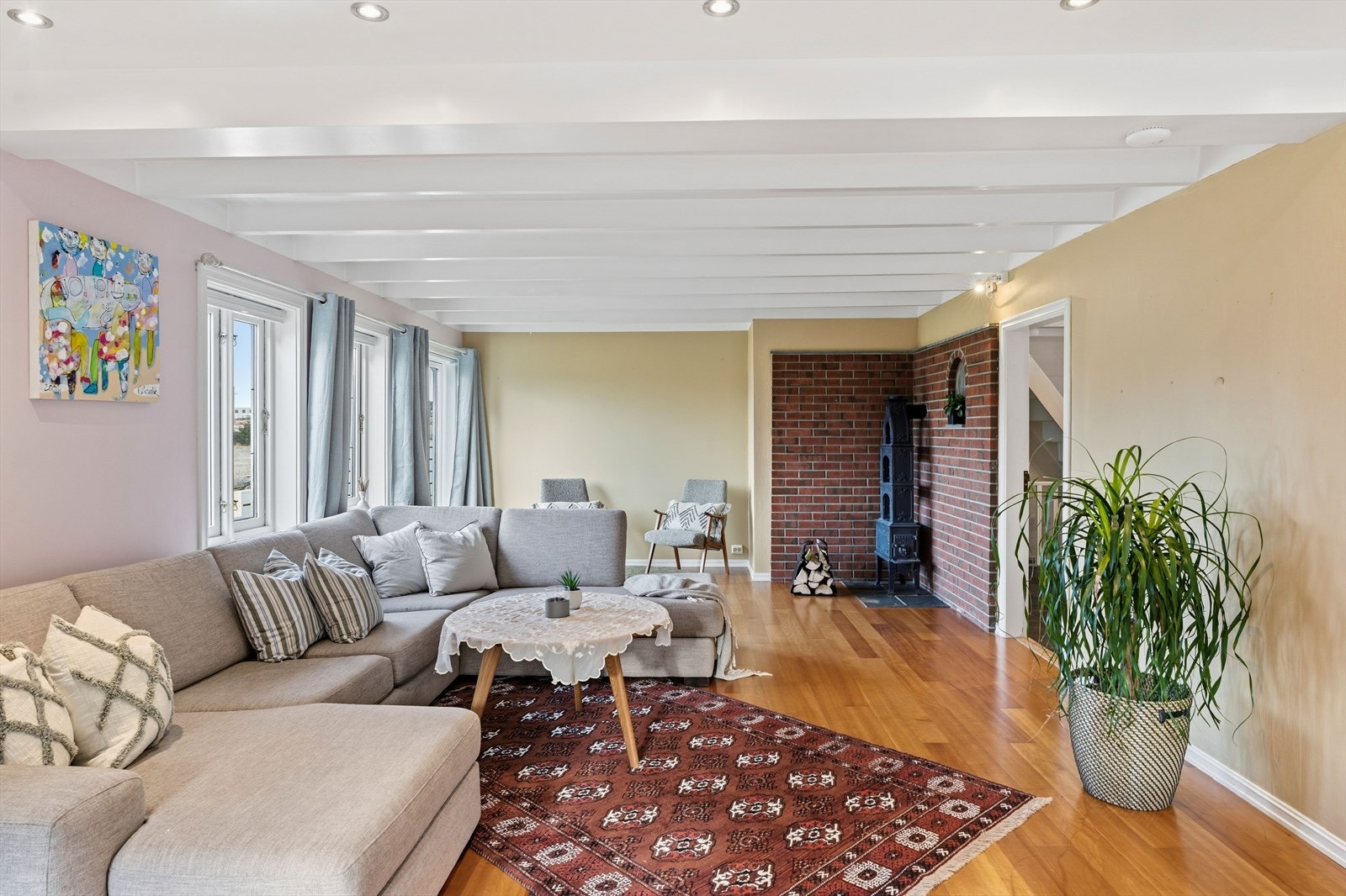 Stue med utsikt mot hagen Galleribilde