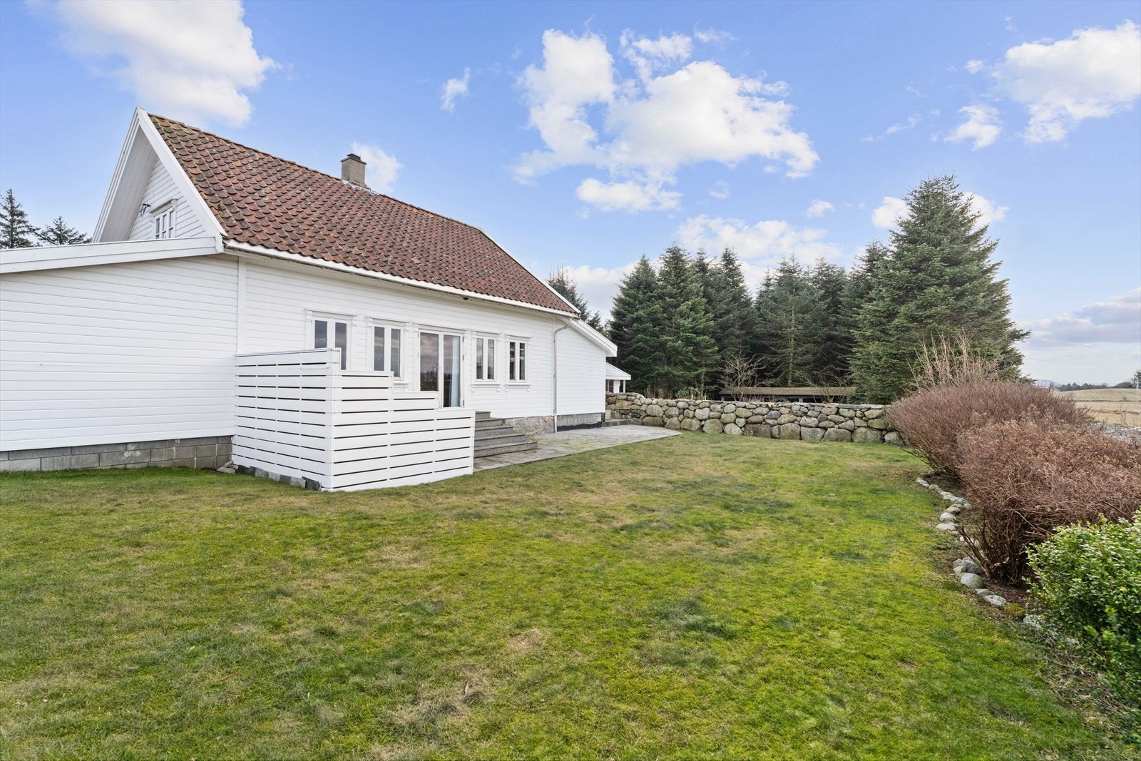 Stor hage med terrasse Galleribilde
