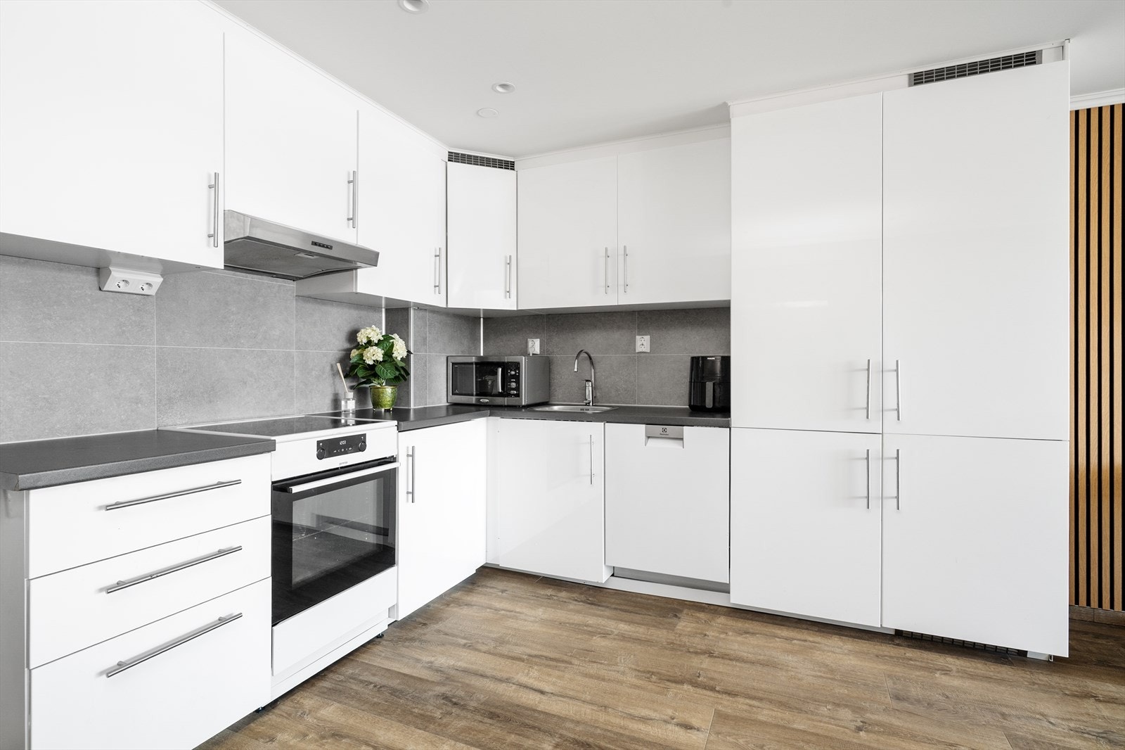 Flott kjøkken fra 2013 med god skapplass. Det er opplegg for oppvaskmaskin. Galleribilde