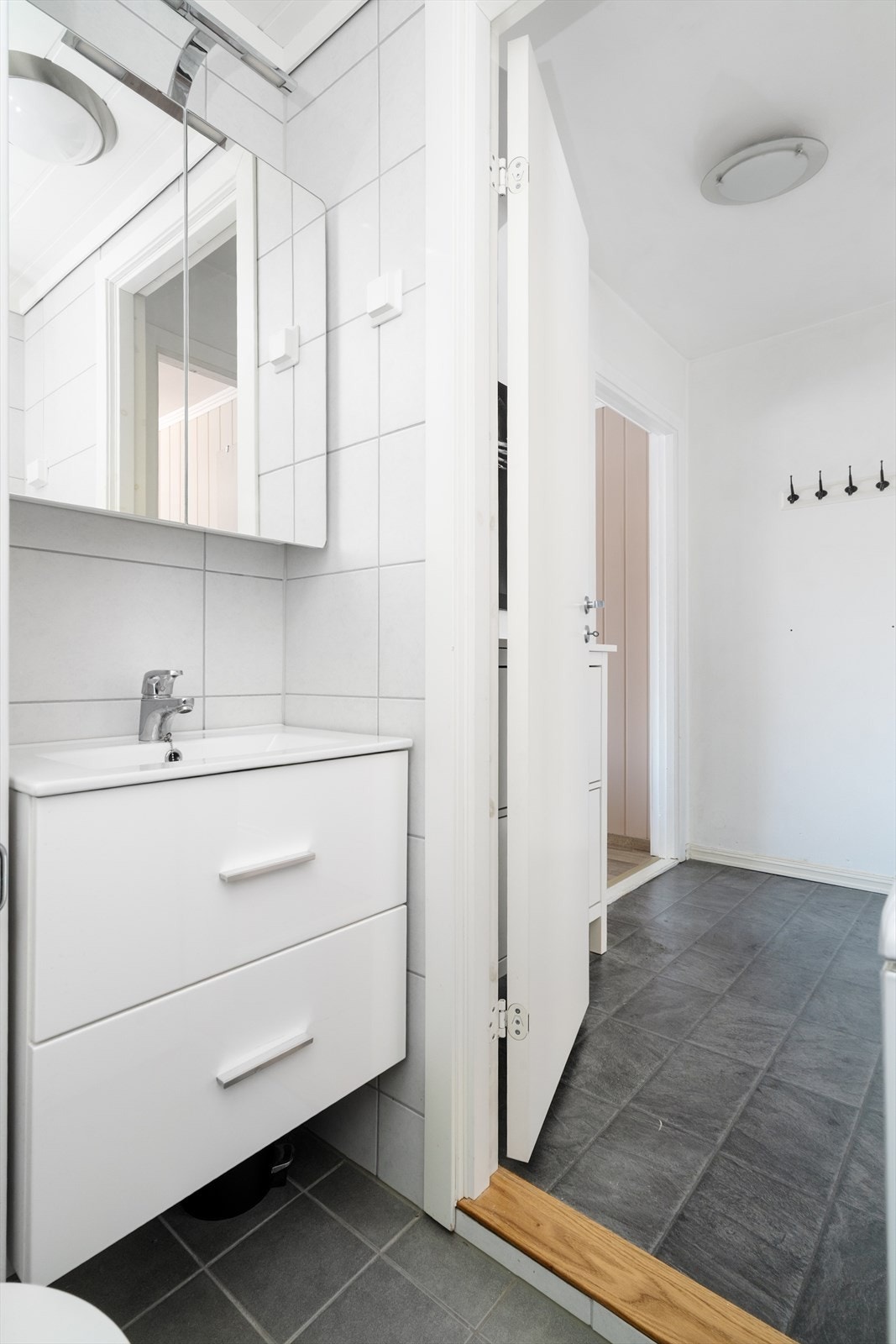 Helfliset bad fra 2019 med varmekabel i gulv og opplegg til vaskemaskin. Galleribilde