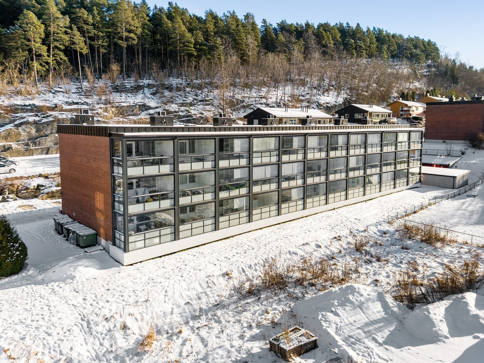 Leiligheten ligger lunt og fint til i 3. etasje, med en romslig, innglasset balkong fra 2022. Galleribilde