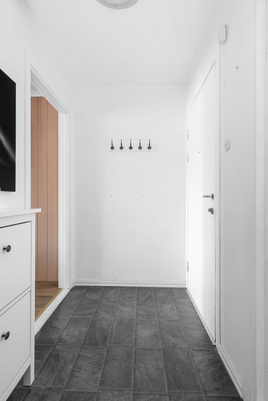 I entre er det plass til å henge fra seg yttertøy. Galleribilde