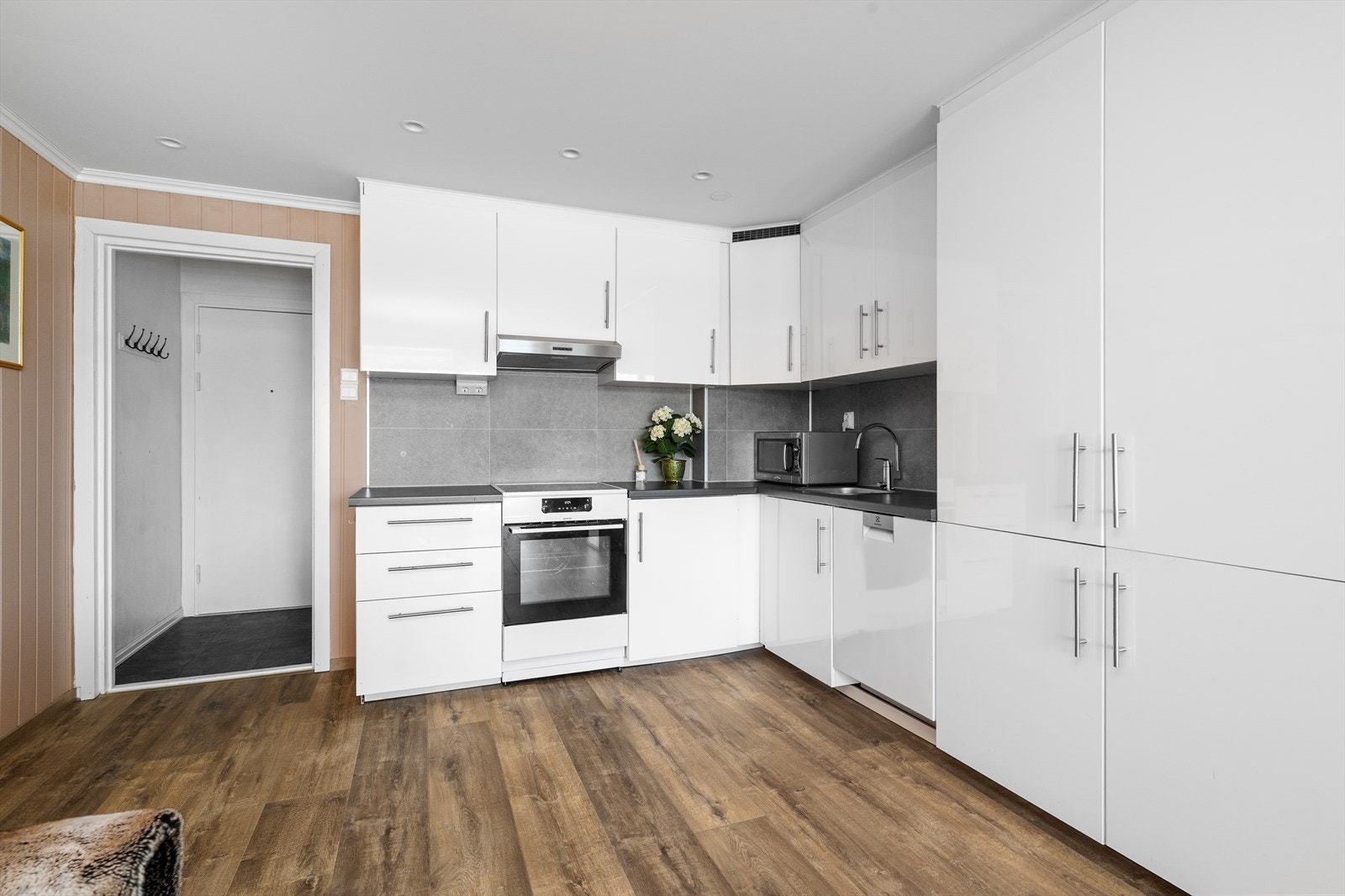 Kjøkkenet har innredning med glatte fronter og benkeplate av laminat. Over stekesone er det ventilator med kullfilter. Galleribilde