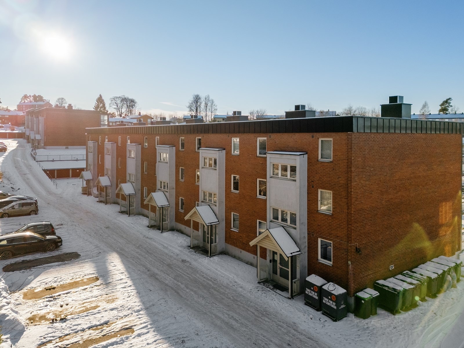 Her bor du med kort vei til sentrum og gang/sykkelavstand til Kjølnes, med Universitetet i Sørøst-Norge og Fagskolen. Gode bussforbindelser og nærhet til dagligvareforretninger, idrettsanlegg og fine tur- og rekreasjonsområder. Galleribilde