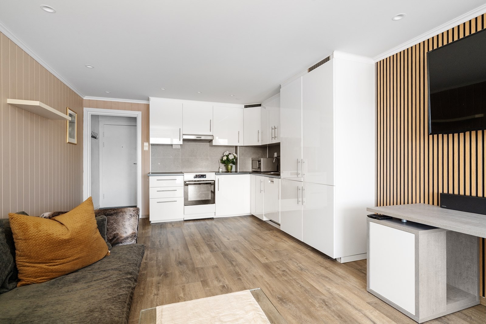 Lys og fin stue med åpen kjøkkenløsning. Her er det plass for sofa og mediemøblement. Galleribilde