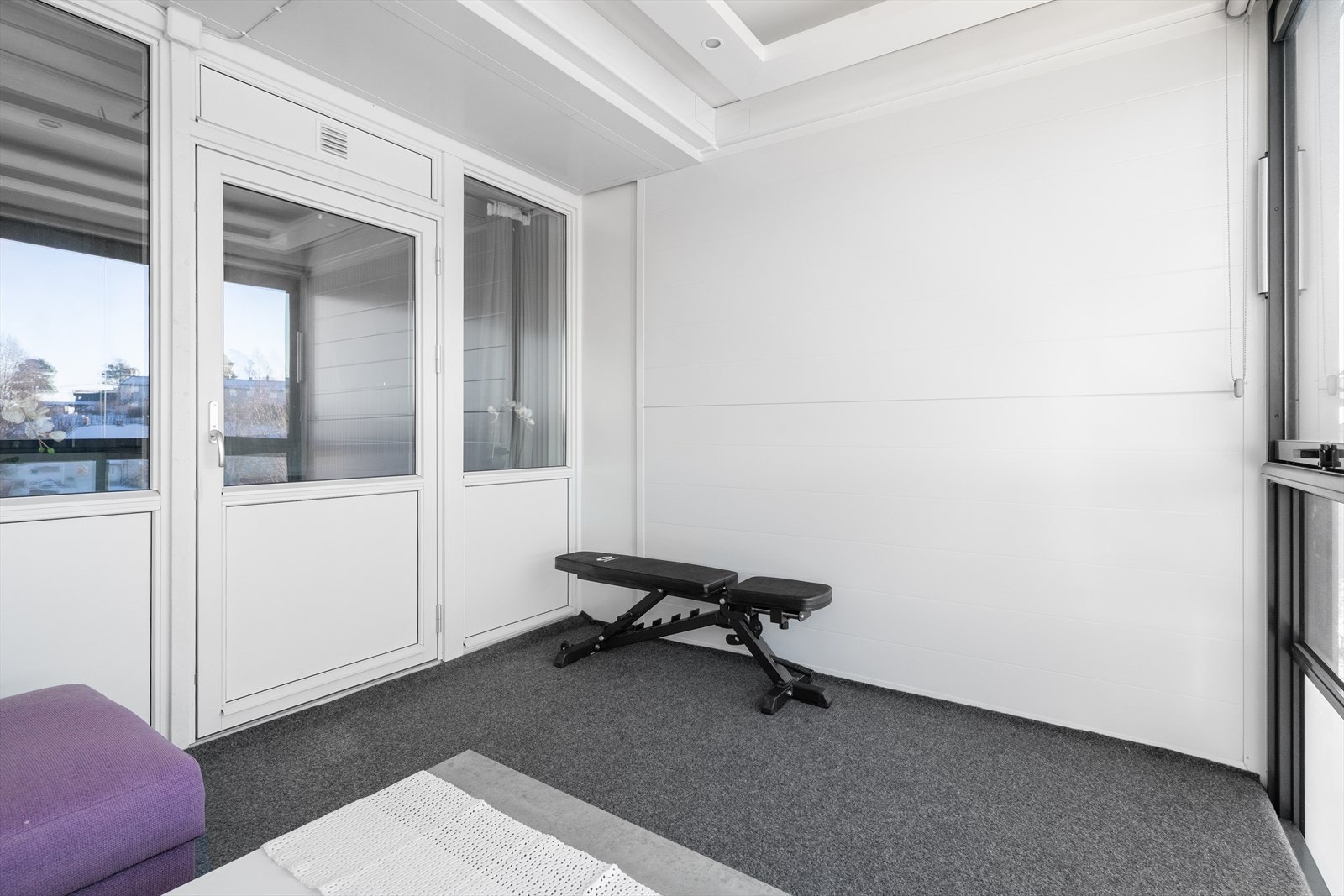 Fra stuen er det utgang til en romslig, innglasset balkong fra 2022. Balkongen har god plass til utemøblement og kan benyttes som et ekstra rom deler av året. Galleribilde