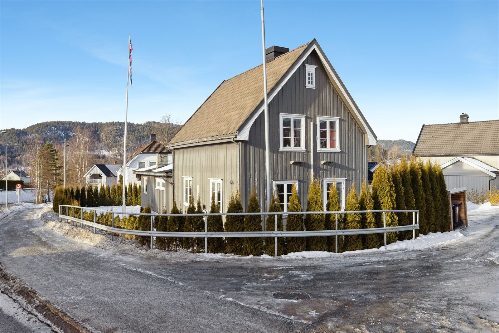 Kongsbergveien 44 har en sentral beliggenhet i Notodden. Galleribilde