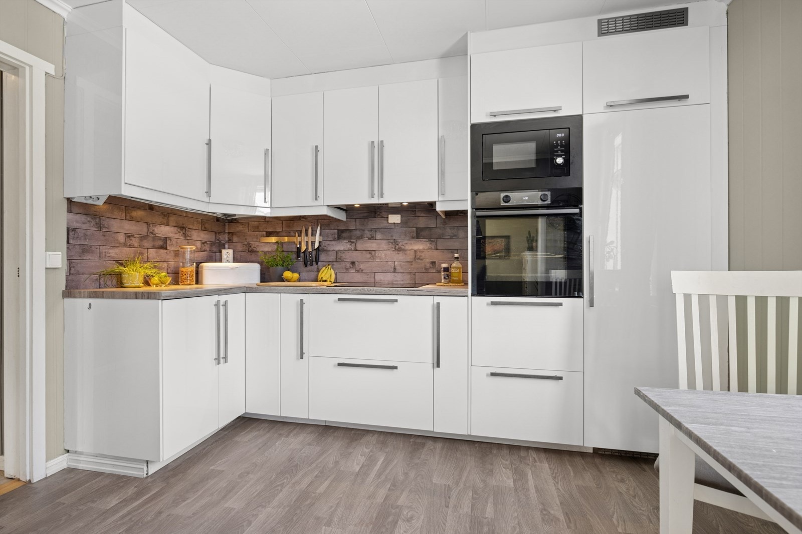 Kjøkkeninnredningen har slette fronter og laminat benkeplate. Galleribilde