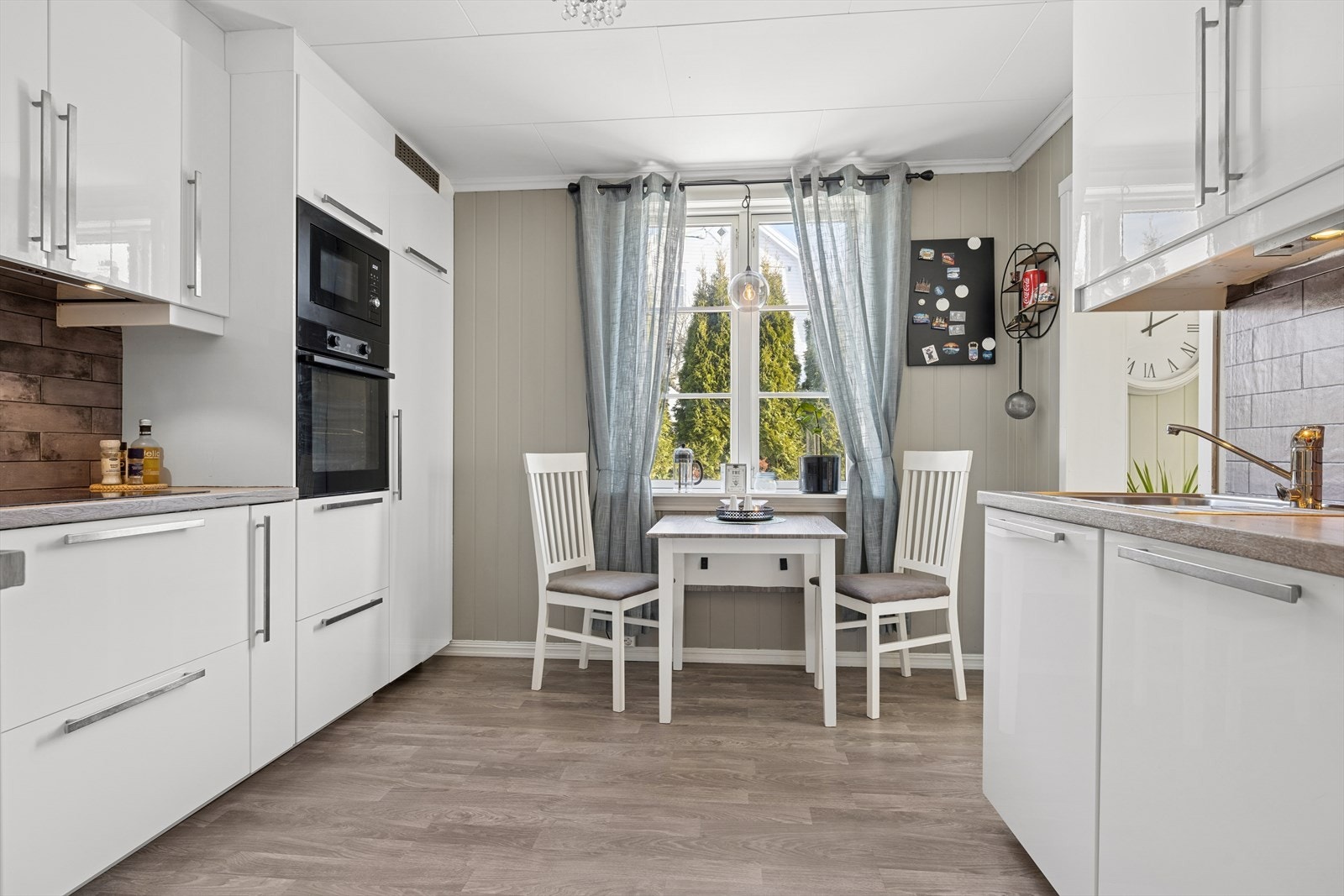 I boligen finnes et flott kjøkken med et lyst og tidløst uttrykk. Galleribilde