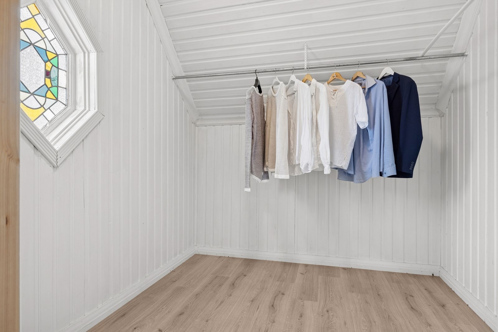 Det største soverommet i andre etasje har i tillegg et praktisk garderoberom. Galleribilde