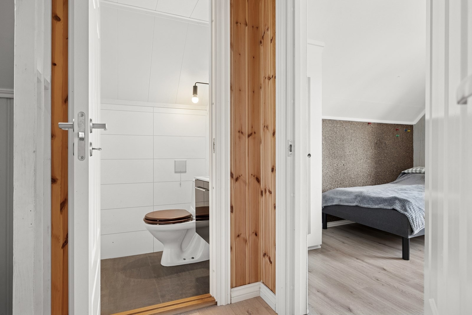 Det er et toalettrom i andre etasje og et toalettrom i kjelleretasjen. Galleribilde