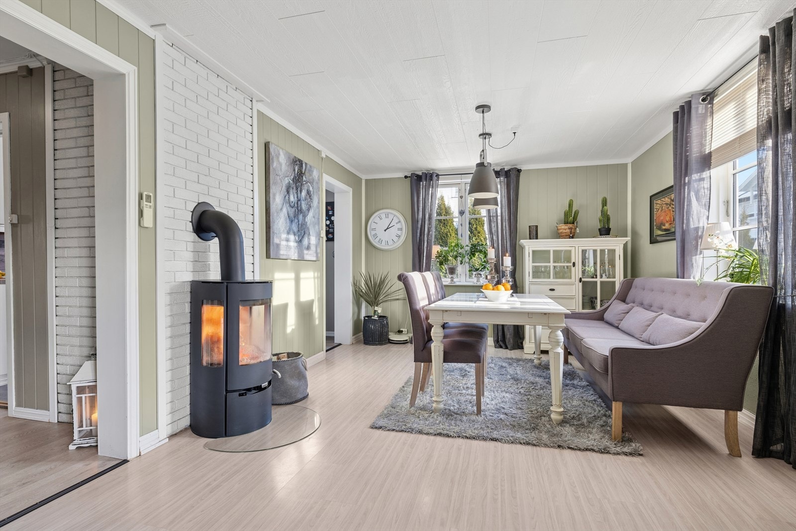 I stuen/spisestuen er det etablert både varmepumpe og peisovn. Galleribilde