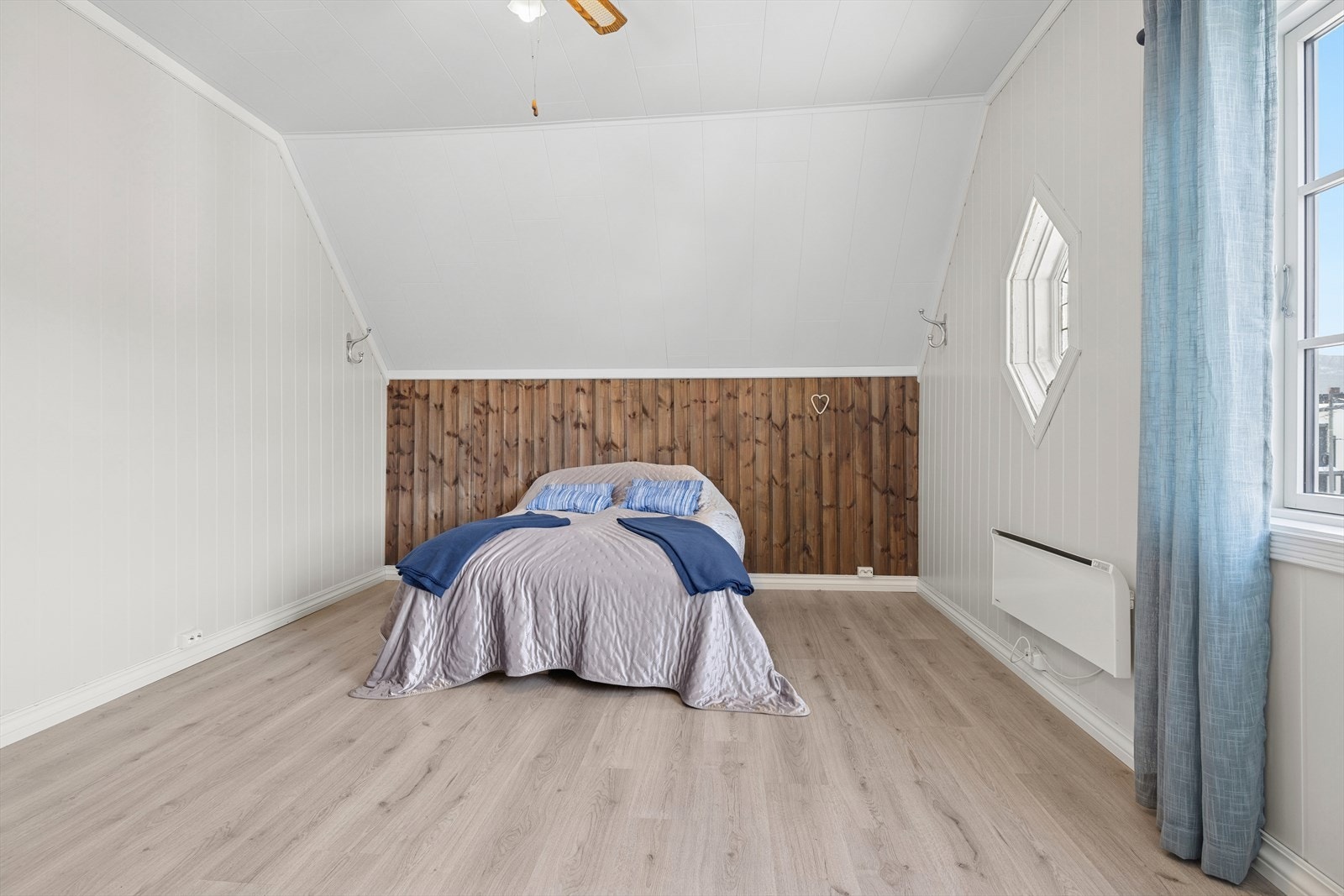 Det er tre soverom plassert i andre etasje og et soverom i første etasje. Galleribilde